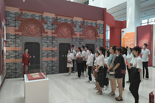 设计与艺术系党总支到省图参观辽宁省庆祝建党100周年主题展览2